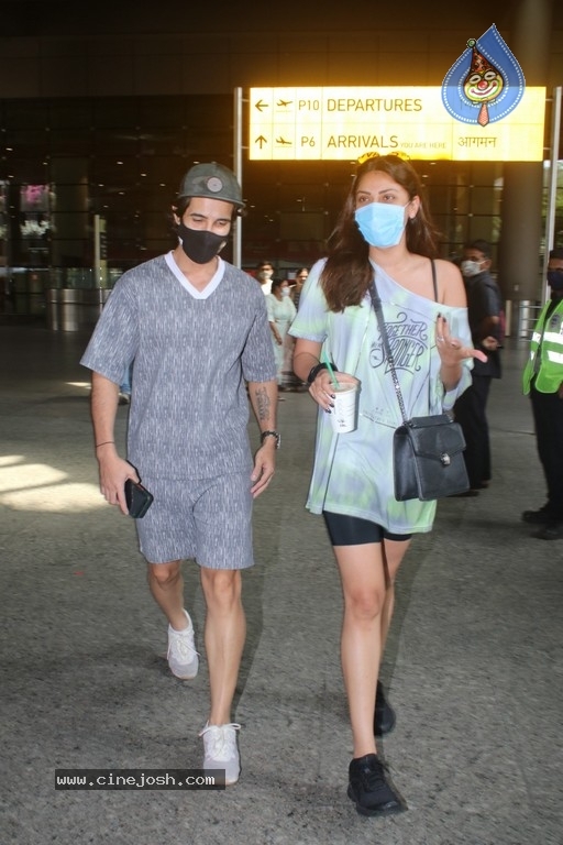 Anushka Ranjan Spotted At Airport - 7 / 12 photos