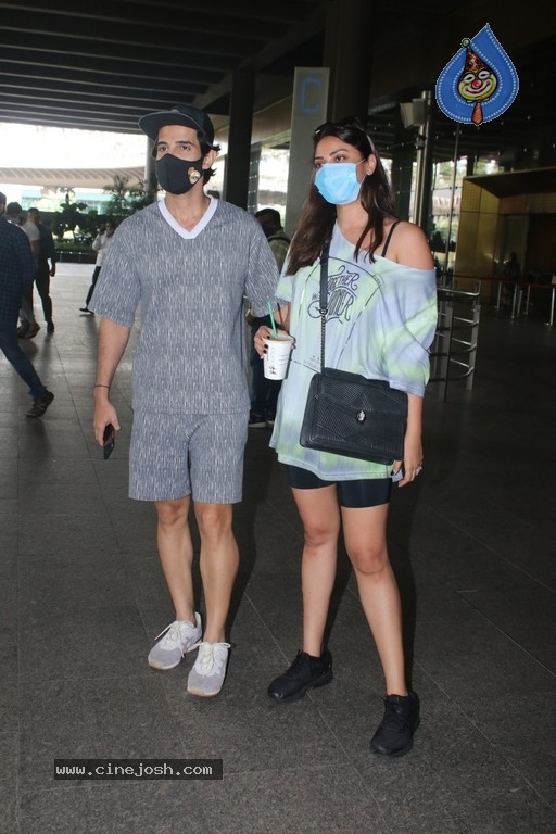 Anushka Ranjan Spotted At Airport - 9 / 12 photos