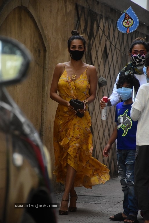 Arjun Kapoor & Malaika Arora spotted in Bandra - 2 / 13 photos