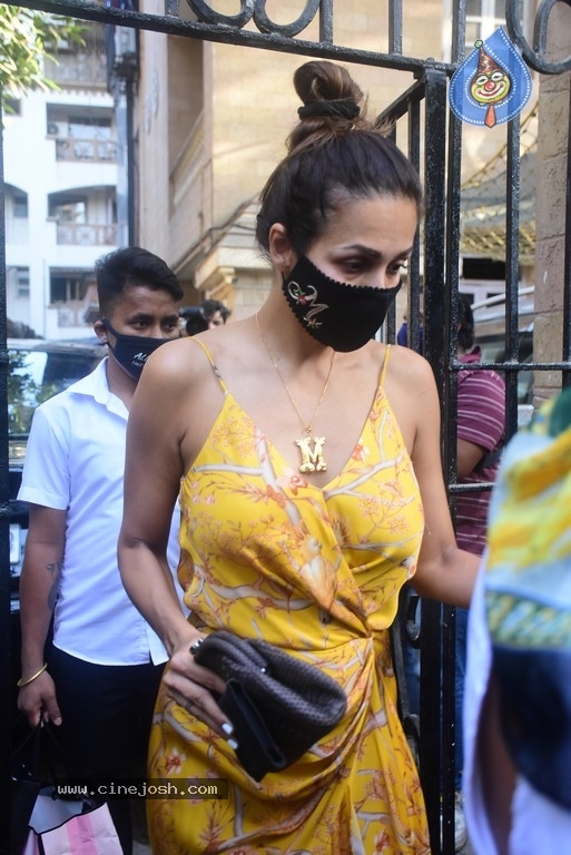 Arjun Kapoor & Malaika Arora spotted in Bandra - 3 / 13 photos