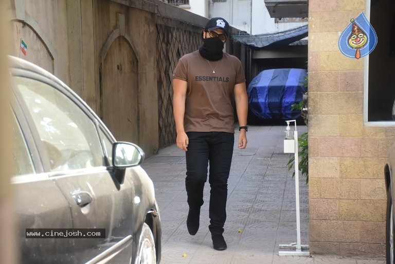 Arjun Kapoor & Malaika Arora spotted in Bandra - 7 / 13 photos