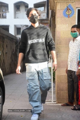 Arjun Kapoor & Malaika Arora spotted in Bandra - 1 of 13