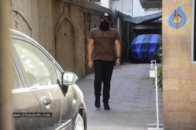 Arjun Kapoor & Malaika Arora spotted in Bandra - 6 of 13