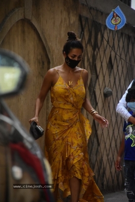 Arjun Kapoor & Malaika Arora spotted in Bandra - 8 of 13