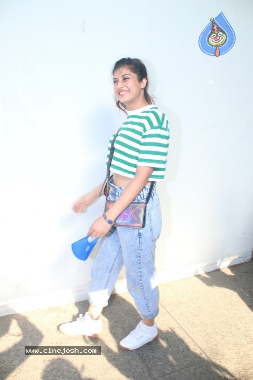 Divinaa Thackur Spotted At Airport - 15 / 16 photos