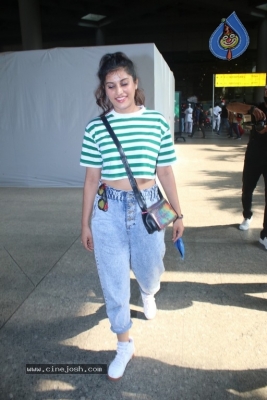 Divinaa Thackur Spotted At Airport - 7 of 16
