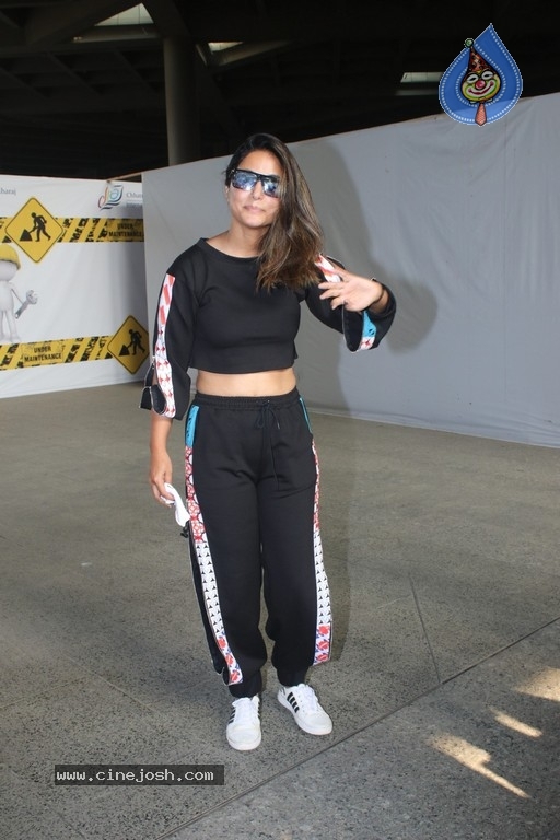 Hina Khan Spotted At Airport - 3 / 17 photos