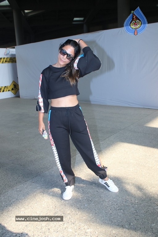 Hina Khan Spotted At Airport - 17 / 17 photos