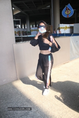 Hina Khan Spotted At Airport - 2 of 17