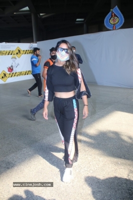 Hina Khan Spotted At Airport - 6 of 17