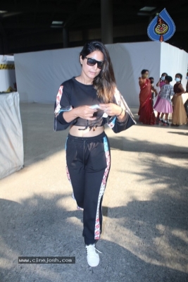 Hina Khan Spotted At Airport - 7 of 17