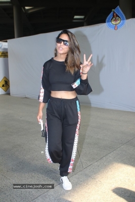 Hina Khan Spotted At Airport - 9 of 17
