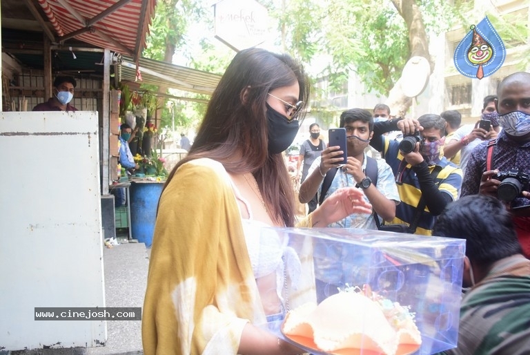 Ileana Spotted in Bandra - 22 / 40 photos