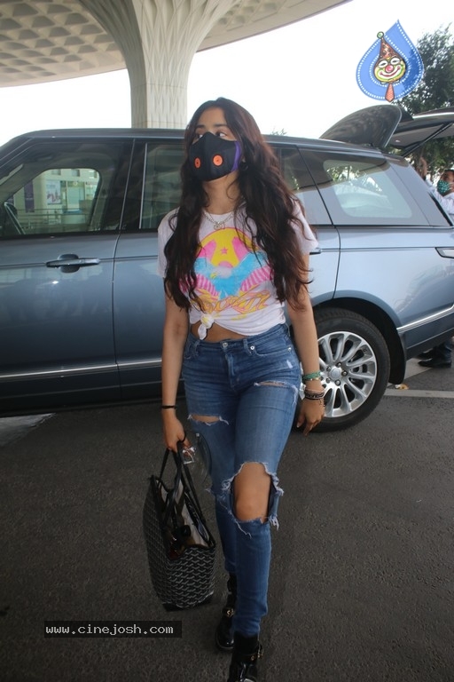 Janhvi Kapoor Spotted At Airport - 19 / 21 photos