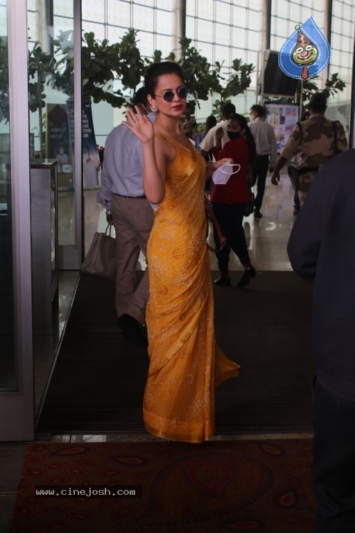 Kangana Ranaut Spotted at Airport - 3 / 16 photos
