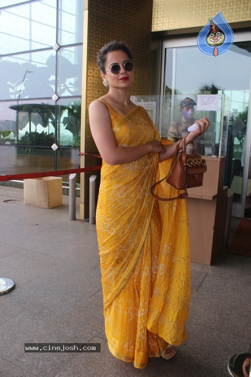 Kangana Ranaut Spotted at Airport - 6 / 16 photos