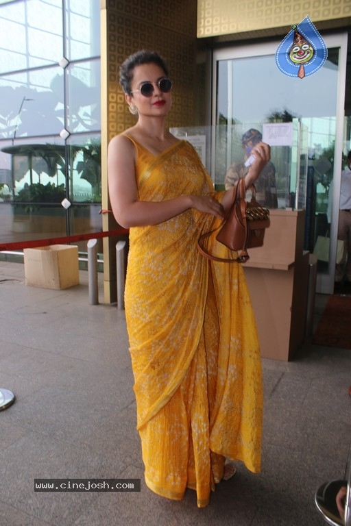 Kangana Ranaut Spotted at Airport - 9 / 16 photos