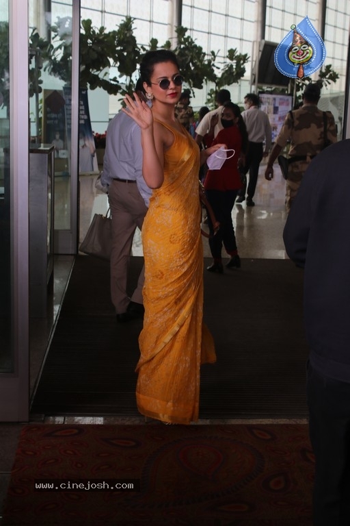 Kangana Ranaut Spotted at Airport - 10 / 16 photos