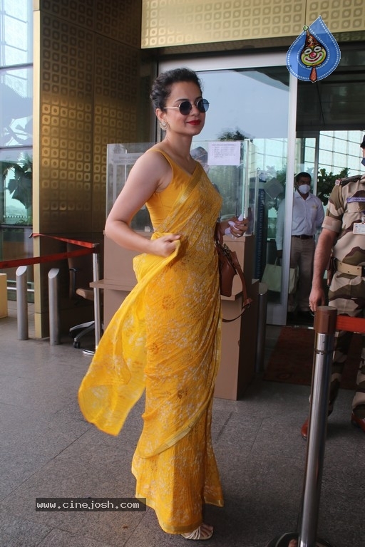 Kangana Ranaut Spotted at Airport - 12 / 16 photos