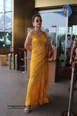 Kangana Ranaut Spotted at Airport - 1 of 16