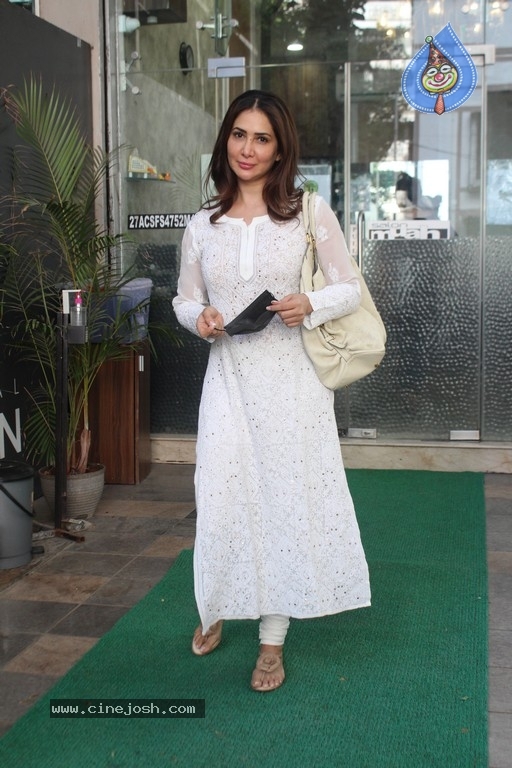 Kim Sharma Spotted At Bandra  - 1 / 14 photos