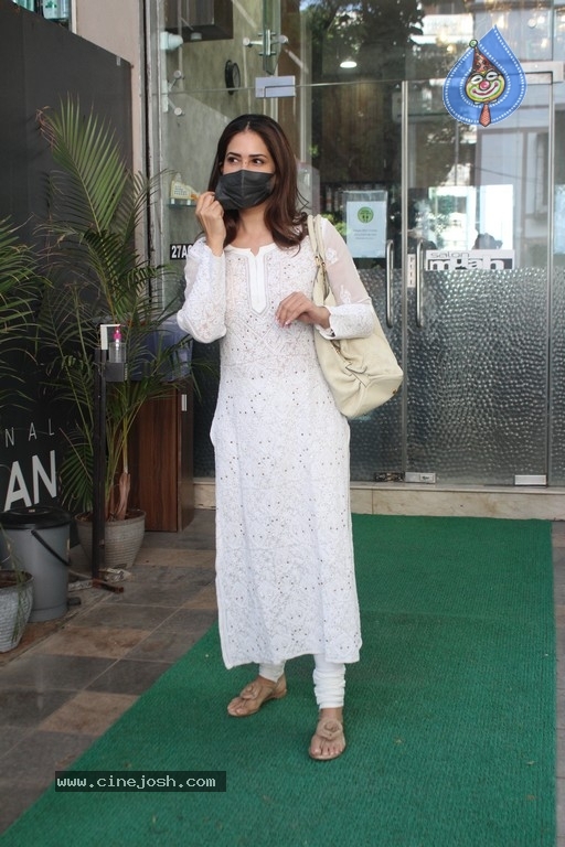 Kim Sharma Spotted At Bandra  - 7 / 14 photos