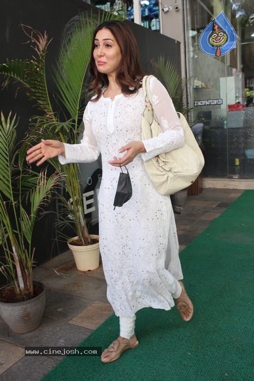 Kim Sharma Spotted At Bandra  - 11 / 14 photos