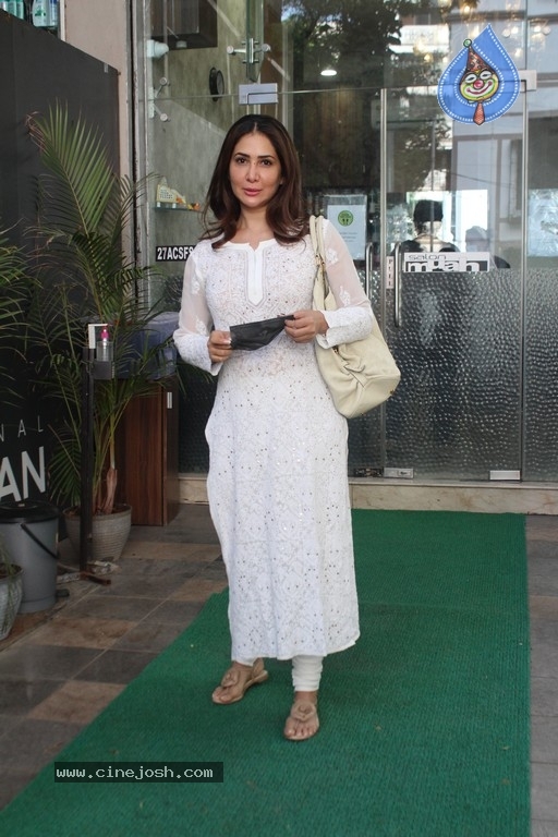 Kim Sharma Spotted At Bandra  - 13 / 14 photos