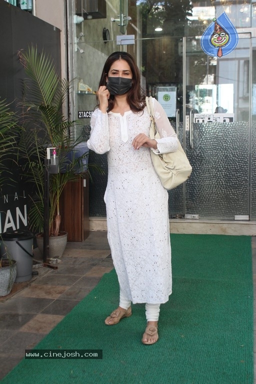 Kim Sharma Spotted At Bandra  - 14 / 14 photos
