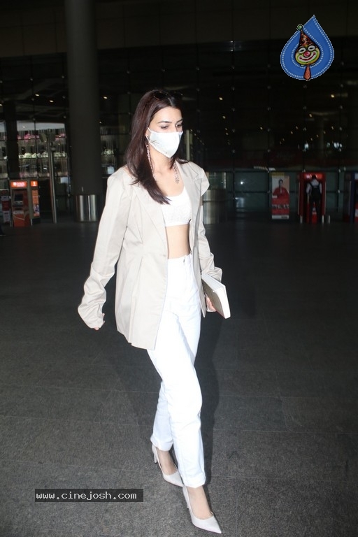 Kriti Sanon Spotted At Airport - 1 / 21 photos