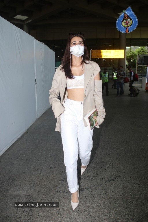 Kriti Sanon Spotted At Airport - 11 / 21 photos