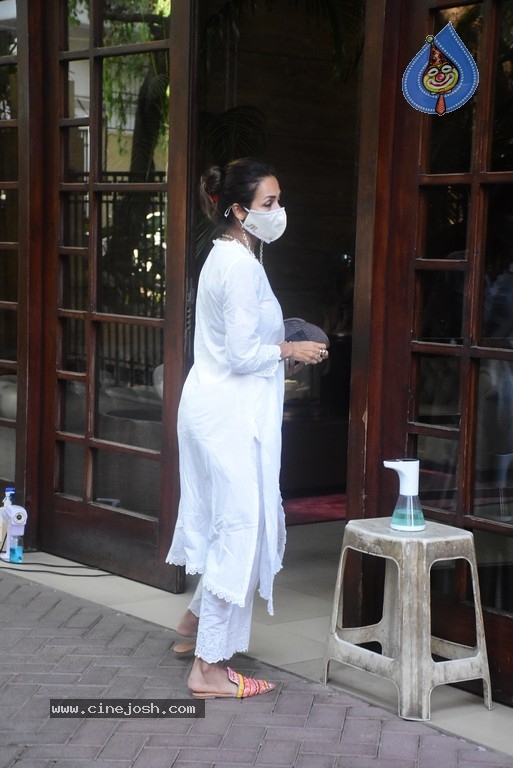 Malaika Arora Spotted at her House - 7 / 11 photos