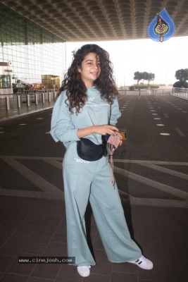 Mithila Palkar Spotted At Airport - 6 of 11