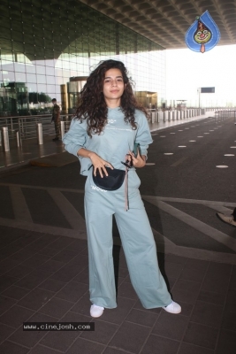 Mithila Palkar Spotted At Airport - 10 of 11