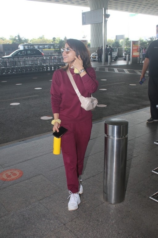 Shweta Tripathi Spotted At Airport - 2 / 13 photos