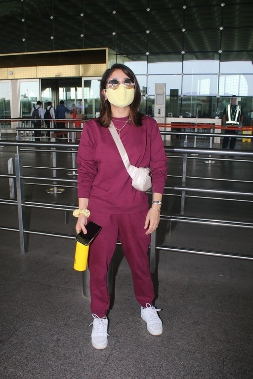 Shweta Tripathi Spotted At Airport - 3 / 13 photos