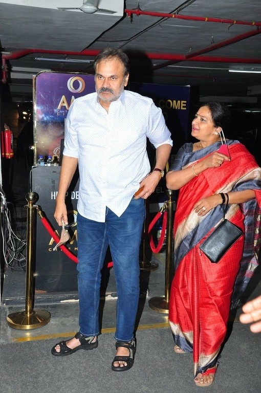 Mega Family Watches Vakeel Saab - 2 / 6 photos