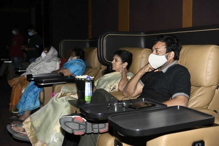 Mega Family Watches Vakeel Saab - 6 / 6 photos