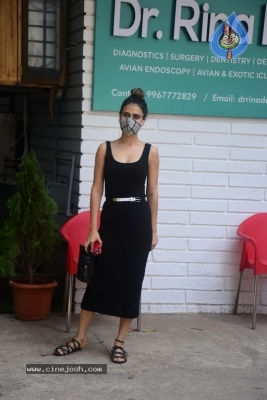Fatima Sana Shaikh Spotted At Pet Clinic - 12 of 20