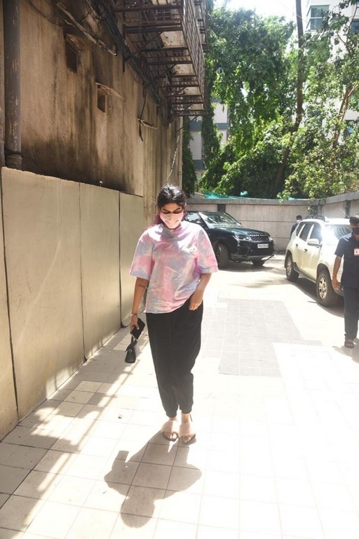 Khushi Kapoor Spotted At Clinic - 3 / 7 photos