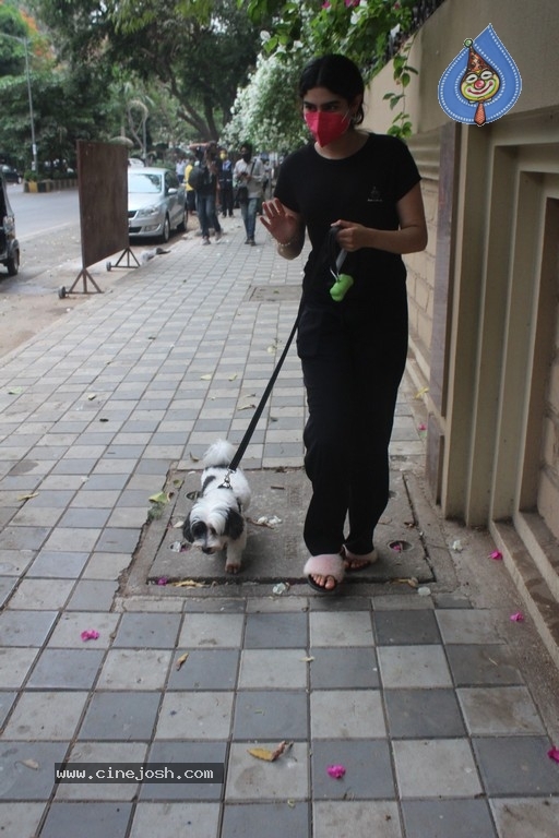 Khushi Kapoor Spotted At Lokhandwala - 13 / 17 photos