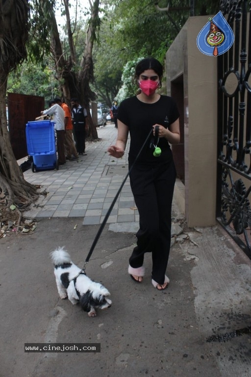 Khushi Kapoor Spotted At Lokhandwala - 17 / 17 photos