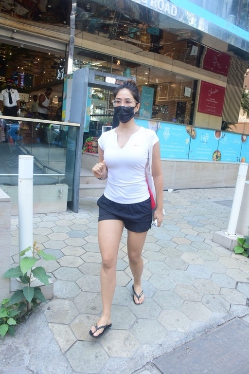 Kim Sharma Spotted Outside Food Hall - 2 / 18 photos