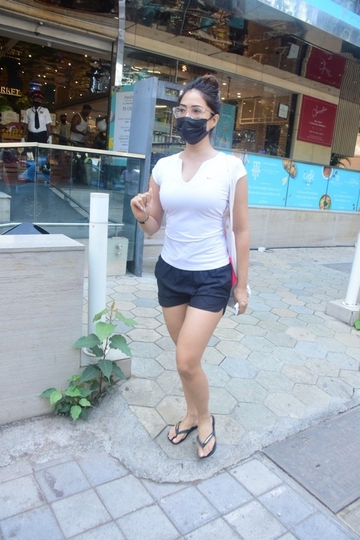 Kim Sharma Spotted Outside Food Hall - 5 / 18 photos