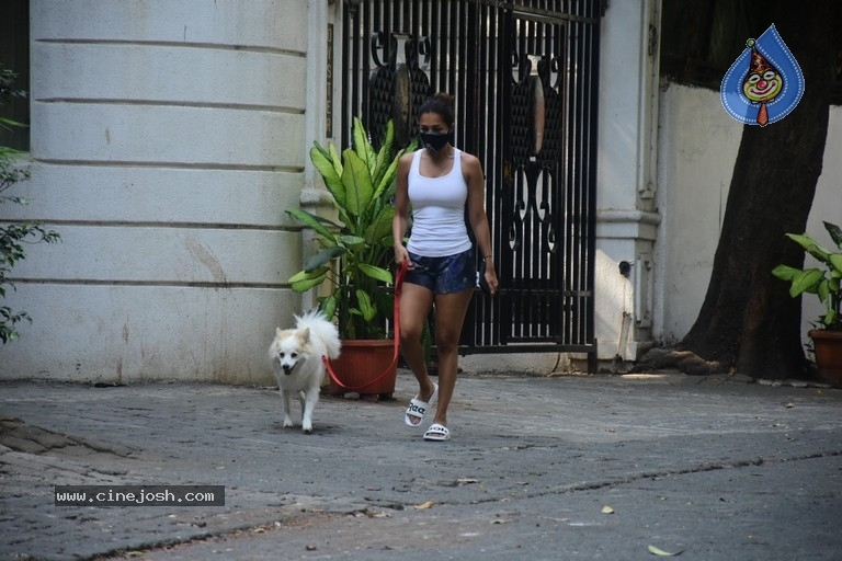 Malaika Arora Spotted At Bandra - 5 / 16 photos