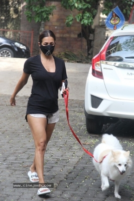 Malaika Arora Spotted At Bandra - 8 of 9