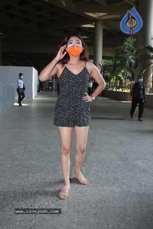 Ridhima Pandit Spotted At Airport - 5 / 17 photos