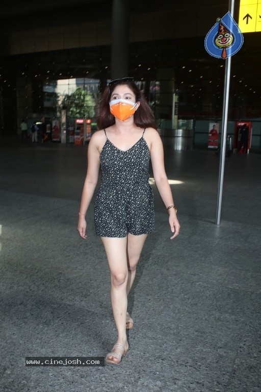 Ridhima Pandit Spotted At Airport - 6 / 17 photos