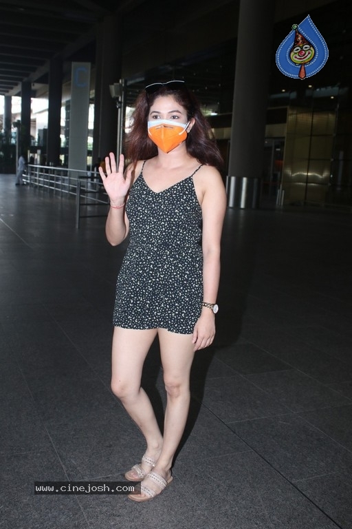 Ridhima Pandit Spotted At Airport - 9 / 17 photos