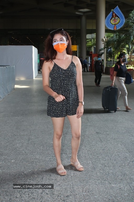 Ridhima Pandit Spotted At Airport - 10 / 17 photos